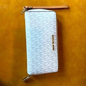 Michael Kors Large Logo Continental Wallet. Vanilla.